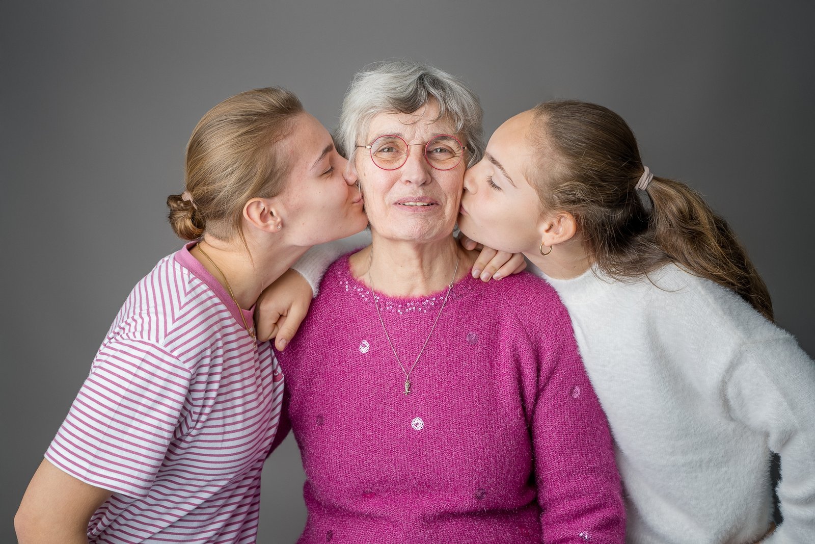 Portrait d’un père et son nouveau-né réalisé par Yohann Boulanger, photographe spécialisé en portraits de famille à Elbeuf et Rouen