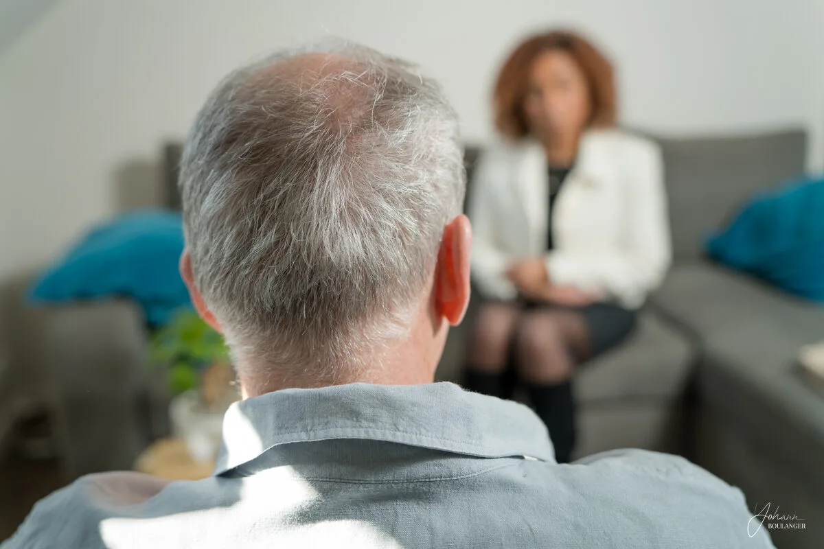 Vue arrière d’un homme en consultation avec une thérapeute