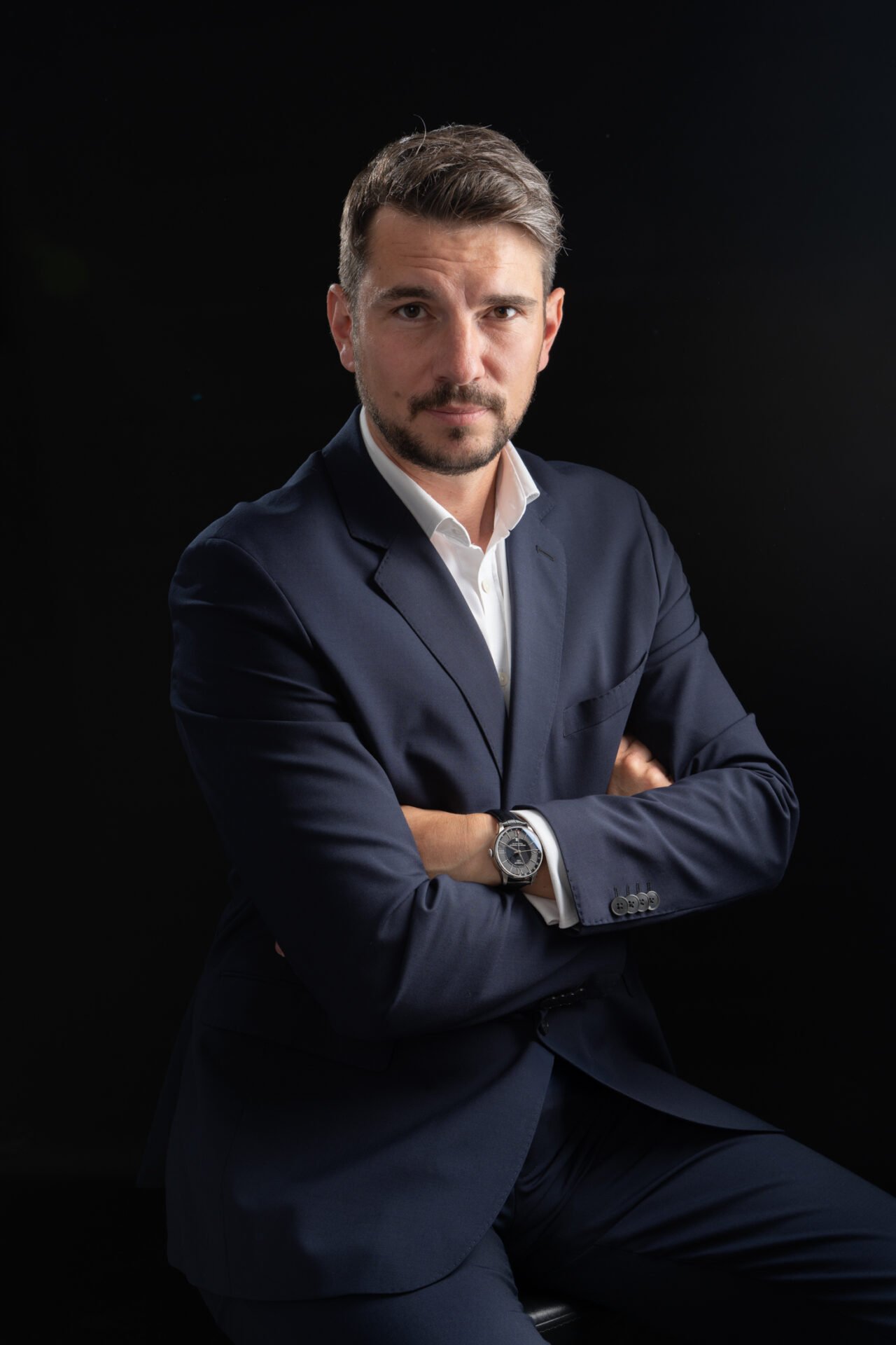 Portrait professionnel réalisé par Yohann Boulanger, photographe à Elbeuf et Rouen, d’un homme en costume sur fond noir
