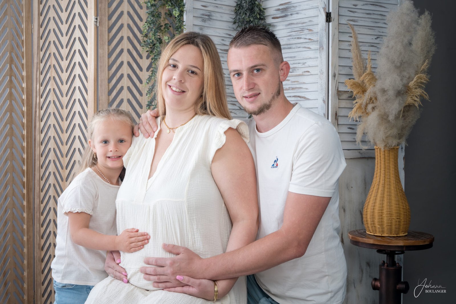Famille réunie en studio pour une séance photo grossesse à Rouen