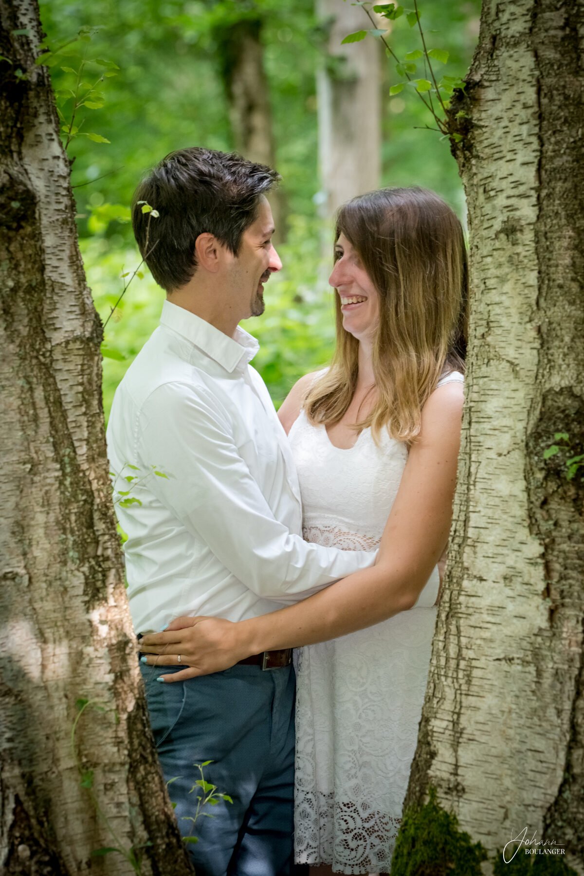Séance photo de couple, amoureux en extérieur près de Rouen, en Normandie, avec un couple souriant sous les arbres. Photographe professionnel pour mariages à Rouen et environs