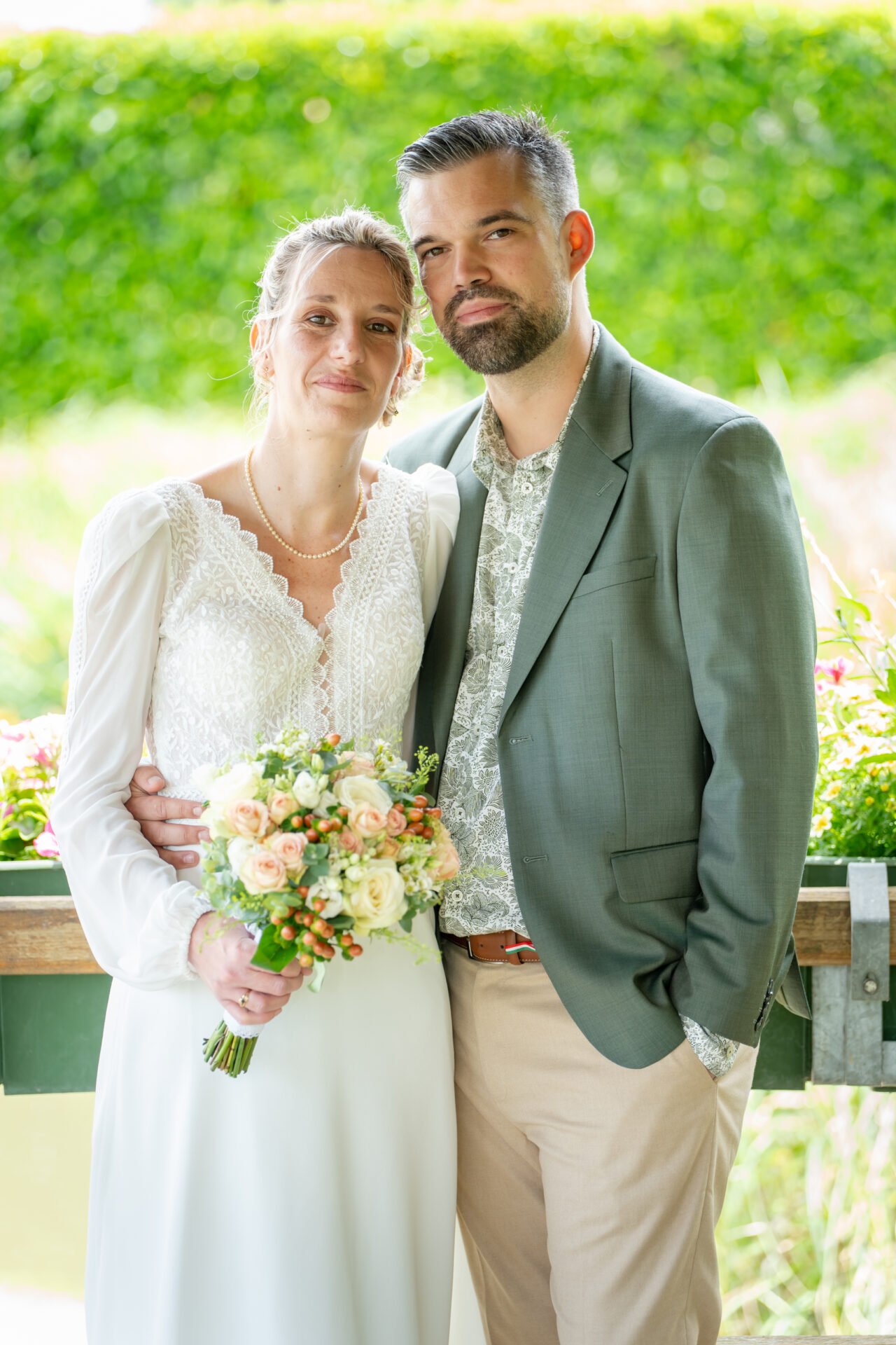 Séance photo de mariage en extérieur près de Rouen, en Normandie, avec un couple souriant sous les arbres. Photographe professionnel pour mariages à Rouen et environs