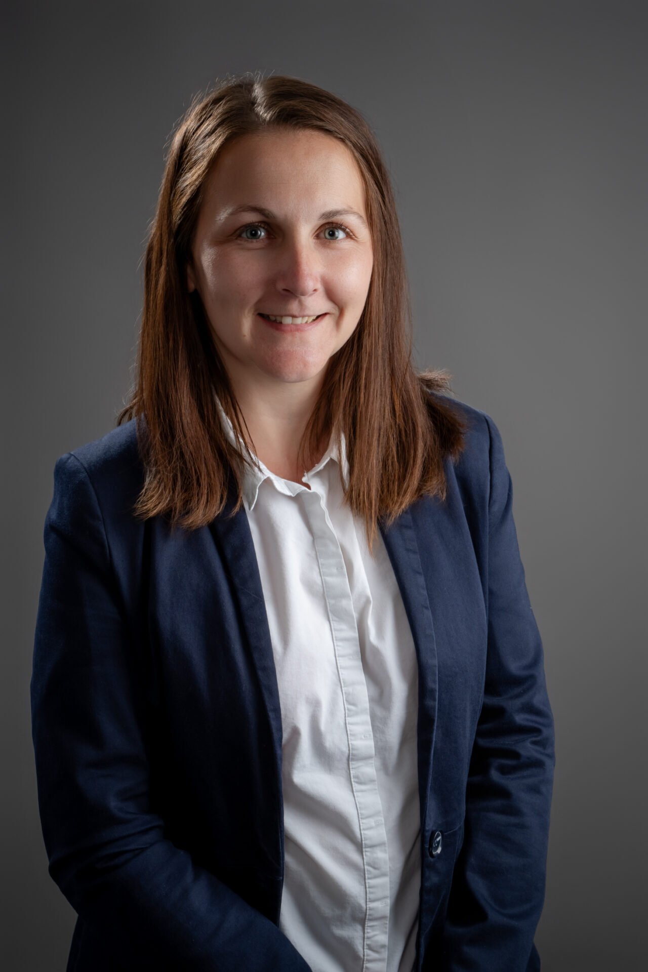 Portrait professionnel en bureau pour un chef d'entreprise, dans un environnement de travail moderne à Elbeuf, Rouen. Photographe corporate en Normandie
