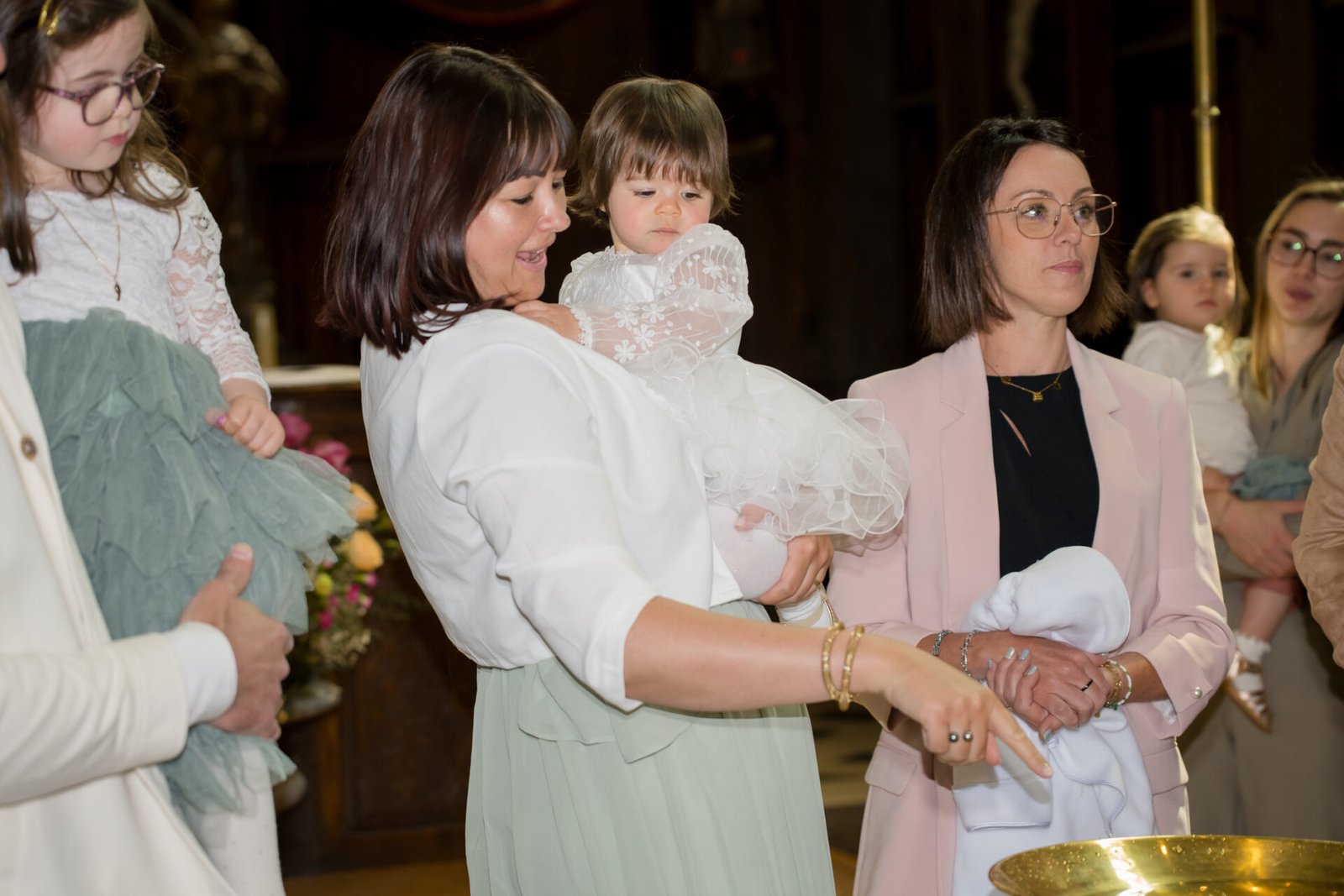 Baptême d'un enfant dans une église à Honfleur, avec des moments émotionnels et familiaux. Photographe pour baptême en Normandie