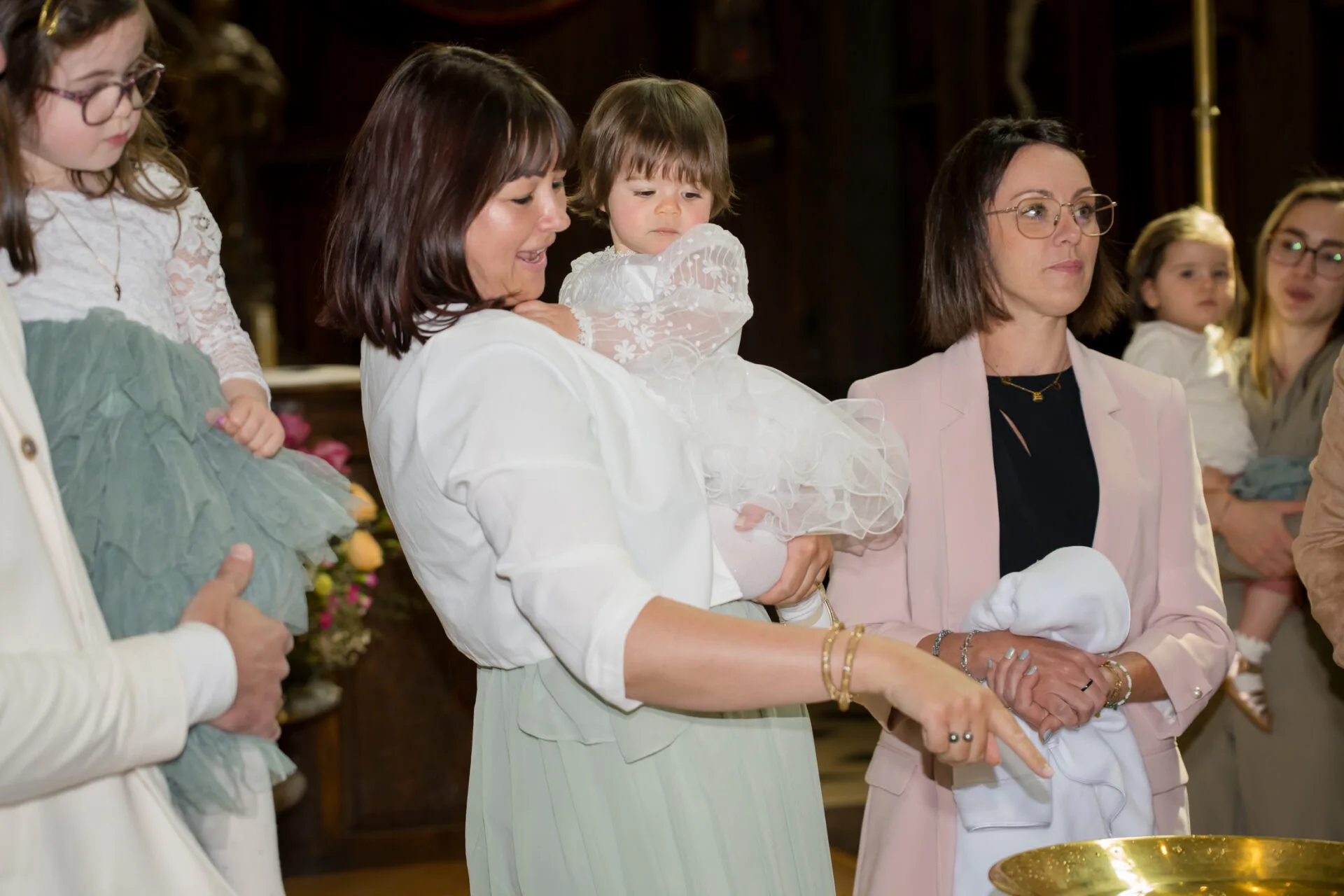 Baptême d'un enfant dans une église à Honfleur, avec des moments émotionnels et familiaux. Photographe pour baptême en Normandie