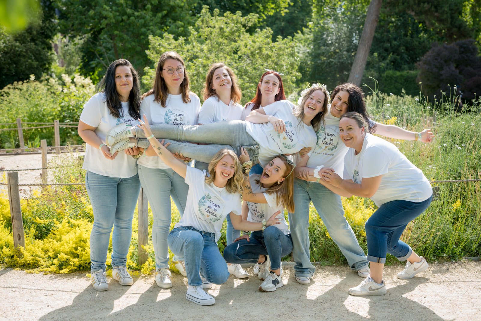 La future mariée portée par ses amies durant son EVJF